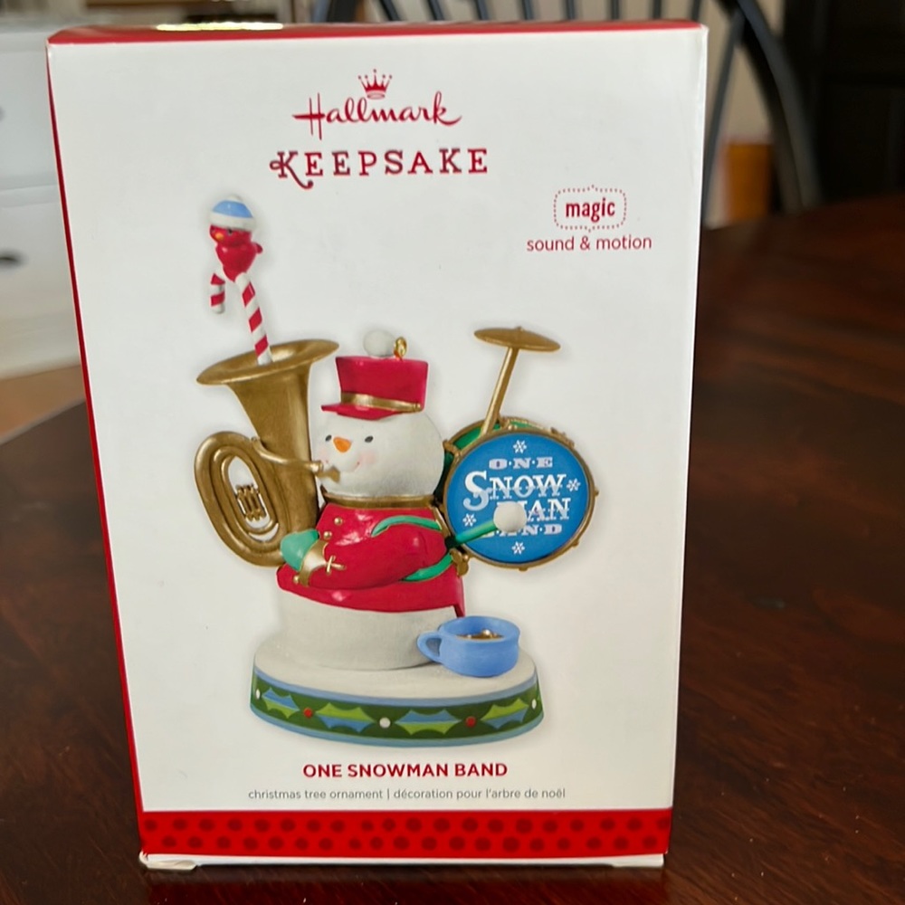 NWT Hallmark magic sand in motion snowman